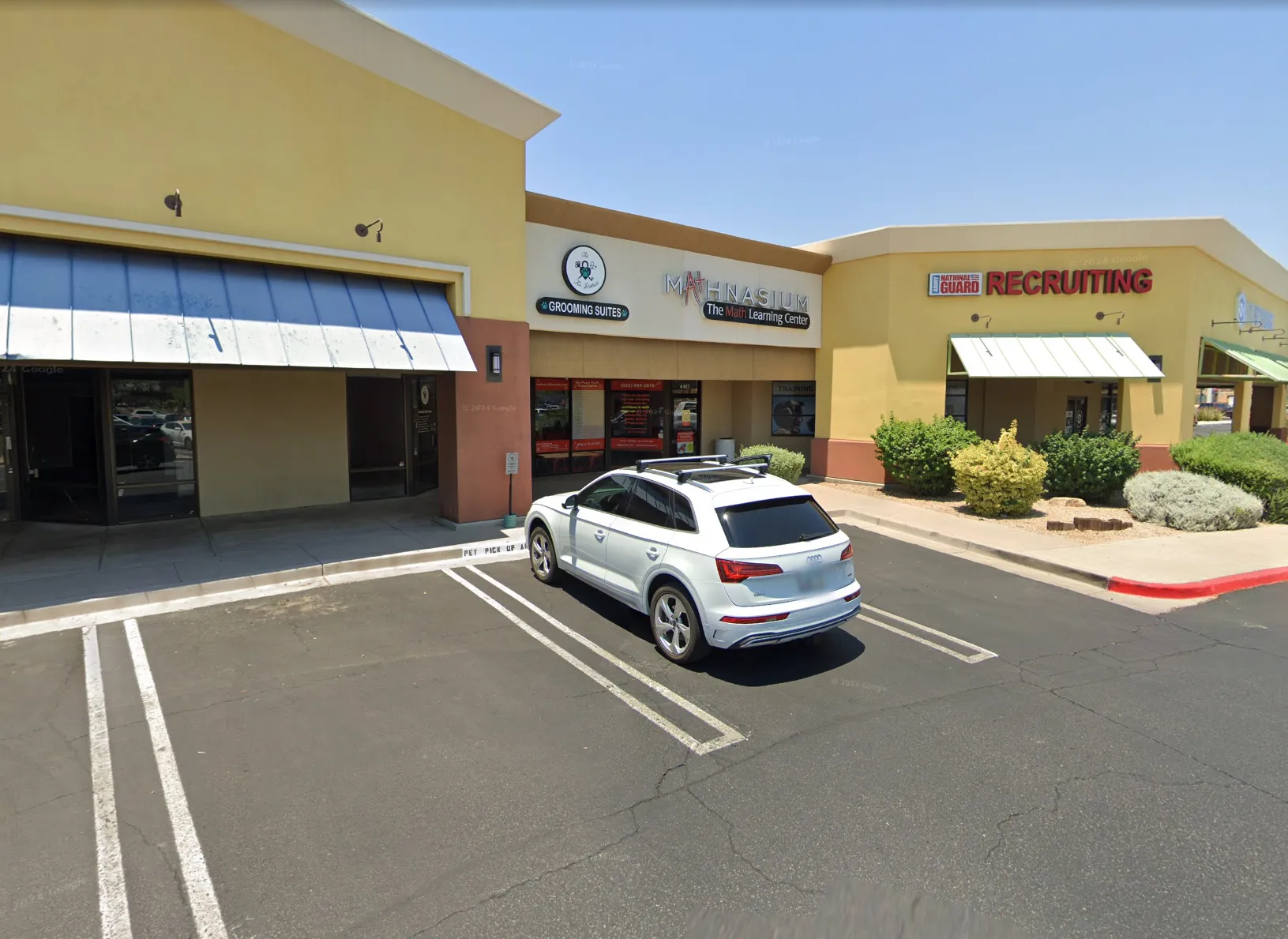 The shopping plaza at Cactus Road and Tatum Boulevard where Arizona Pawfection grooms dogs
